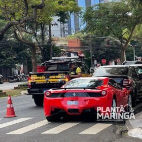 Fotos de Ferrari avaliada em quase R$ 2 milhões é guinchada em Maringá por débito de R$ 90 reais