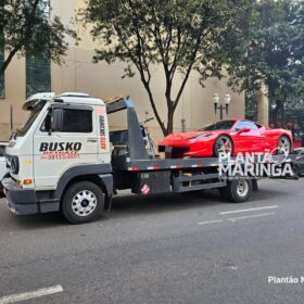 Fotos de Ferrari avaliada em quase R$ 2 milhões é guinchada em Maringá por débito de R$ 90 reais