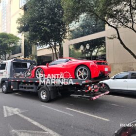 Fotos de Ferrari avaliada em quase R$ 2 milhões é guinchada em Maringá por débito de R$ 90 reais