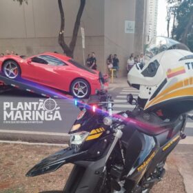 Fotos de Ferrari avaliada em quase R$ 2 milhões é guinchada em Maringá por débito de R$ 90 reais