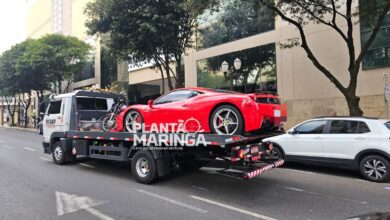 Fotos de Ferrari avaliada em quase R$ 2 milhões é guinchada em Maringá por débito de R$ 90 reais