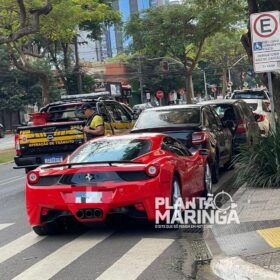 Fotos de Ferrari avaliada em quase R$ 2 milhões é guinchada em Maringá por débito de R$ 90 reais