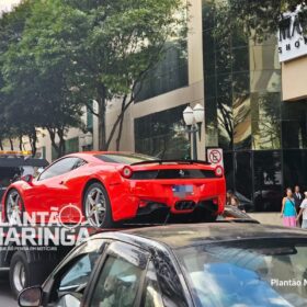 Fotos de Ferrari avaliada em quase R$ 2 milhões é guinchada em Maringá por débito de R$ 90 reais