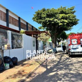 Fotos de Jovem é executado na porta de escola e mãe fica sentada ao lado do corpo do filho 