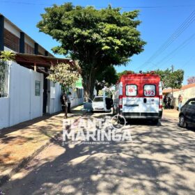 Fotos de Jovem é executado na porta de escola e mãe fica sentada ao lado do corpo do filho 