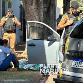 Fotos de Jovem é executado na porta de escola e mãe fica sentada ao lado do corpo do filho 