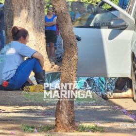 Fotos de Jovem é executado na porta de escola e mãe fica sentada ao lado do corpo do filho 