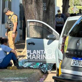 Fotos de Jovem é executado na porta de escola e mãe fica sentada ao lado do corpo do filho 