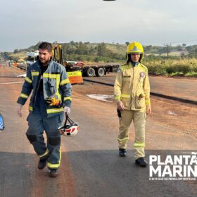 Fotos de Uma pessoa morreu e outra ficou gravemente ferida após um acidente entre dois caminhões entre Maringá e Iguaraçu