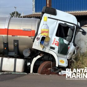 Fotos de Uma pessoa morreu e outra ficou gravemente ferida após um acidente entre dois caminhões entre Maringá e Iguaraçu