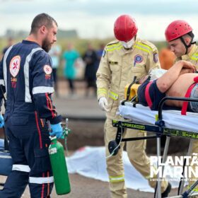 Fotos de Uma pessoa morreu e outra ficou gravemente ferida após um acidente entre dois caminhões entre Maringá e Iguaraçu