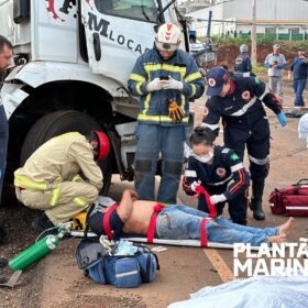 Fotos de Uma pessoa morreu e outra ficou gravemente ferida após um acidente entre dois caminhões entre Maringá e Iguaraçu