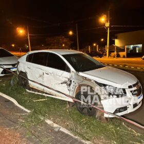 Fotos de Vídeo mostra carreta desgovernada derrubando postes, árvores e batendo em 7 carros em Maringá 