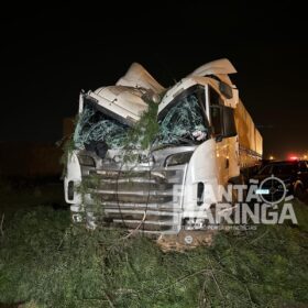 Fotos de Vídeo mostra carreta desgovernada derrubando postes, árvores e batendo em 7 carros em Maringá 