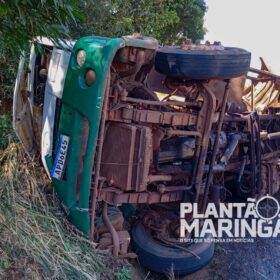 Fotos de Ajudante fica preso as ferragens após caminhão tombar na PR-218