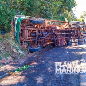 Fotos de Ajudante fica preso as ferragens após caminhão tombar na PR-218