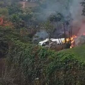 Fotos de Avião com 62 pessoas a bordo que saiu de Cascavel cai em Vinhedo, no interior de SP; vídeo mostra queda