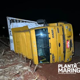 Fotos de Caminhão com carga de açúcar tomba em Maringá