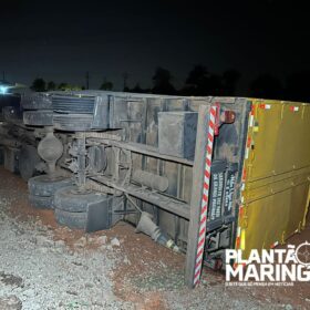 Fotos de Caminhão com carga de açúcar tomba em Maringá