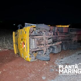 Fotos de Caminhão com carga de açúcar tomba em Maringá