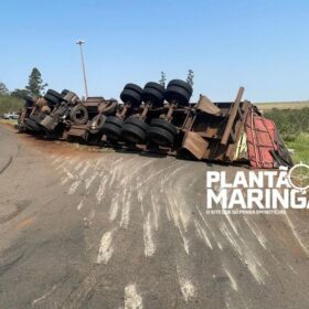 Fotos de Carreta tomba em rotatória na rodovia PR-317, entre Maringá e Iguaraçu