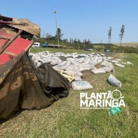 Fotos de Carreta tomba em rotatória na rodovia PR-317, entre Maringá e Iguaraçu