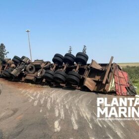 Fotos de Carreta tomba em rotatória na rodovia PR-317, entre Maringá e Iguaraçu