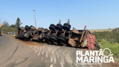 Fotos de Carreta tomba em rotatória na rodovia PR-317, entre Maringá e Iguaraçu