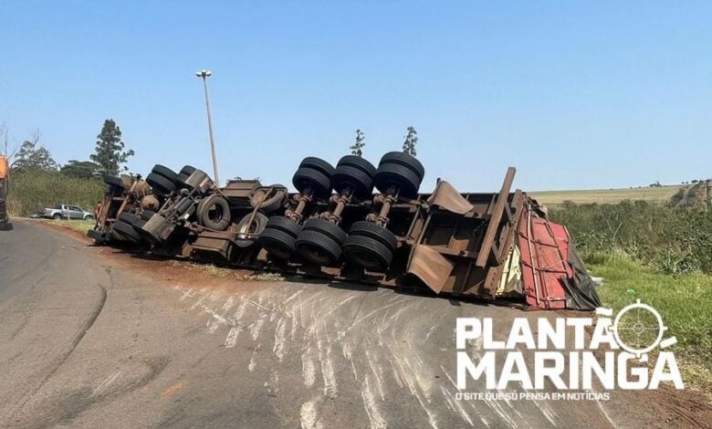 Fotos de Carreta tomba em rotatória na rodovia PR-317, entre Maringá e Iguaraçu