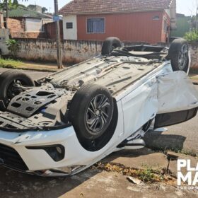 Fotos de Carro capota após colisão em Maringá e deixa uma pessoa ferida