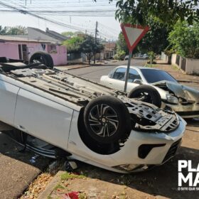 Fotos de Carro capota após colisão em Maringá e deixa uma pessoa ferida