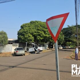 Fotos de Carro capota após colisão em Maringá e deixa uma pessoa ferida