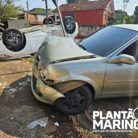 Fotos de Carro capota após colisão em Maringá e deixa uma pessoa ferida