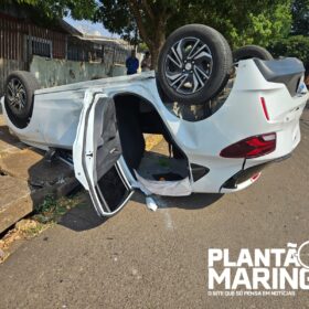 Fotos de Carro capota após colisão em Maringá e deixa uma pessoa ferida