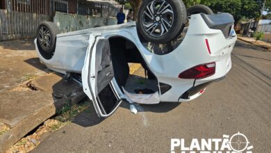 Fotos de Carro capota após colisão em Maringá e deixa uma pessoa ferida