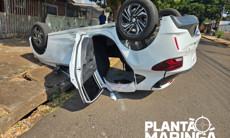 Fotos de Carro capota após colisão em Maringá e deixa uma pessoa ferida