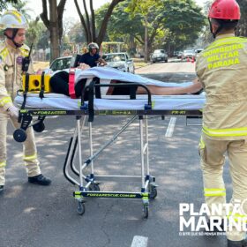 Fotos de Idosa capota carro após bater em veículos estacionados em Maringá 