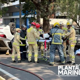 Fotos de Idosa capota carro após bater em veículos estacionados em Maringá 