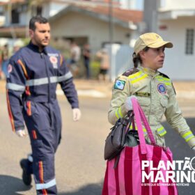 Fotos de Idosa capota carro após bater em veículos estacionados em Maringá 