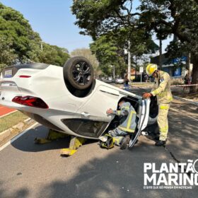 Fotos de Idosa capota carro após bater em veículos estacionados em Maringá 