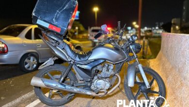 Fotos de Motociclista sobrevive após ser prensado entre dois carros em Maringá