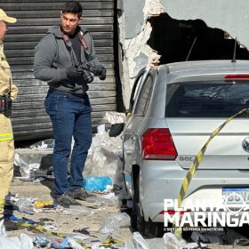 Fotos de No dia dos pais, homem morre após bater carro contra parede de oficina em Maringá