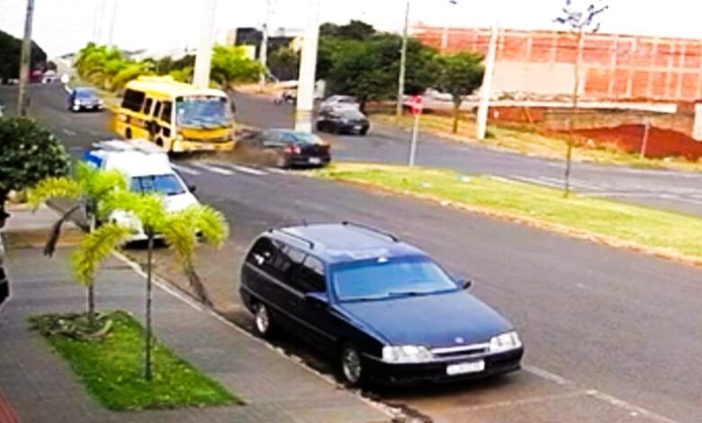 Fotos de Ônibus de transporte escolar de Sarandi se envolve em acidente em Maringá; VÍDEO