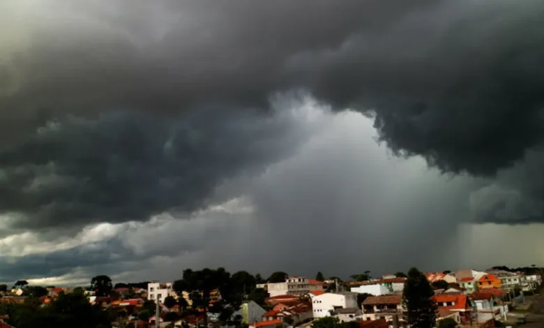 Fotos de 91 cidades entram em alerta para tempestade no Paraná; veja a lista