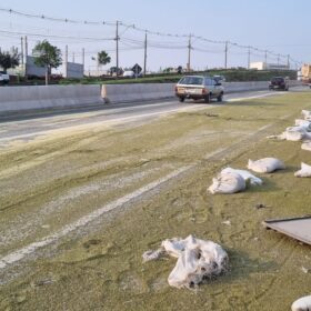 Fotos de Câmera de segurança flagra acidente entre carreta e carro no Contorno Norte de Maringá