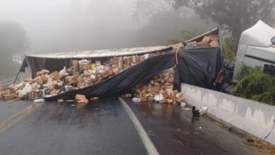 Fotos de Carga é saqueada, mesmo com duas pessoas mortas nas ferragens em acidente BR-376