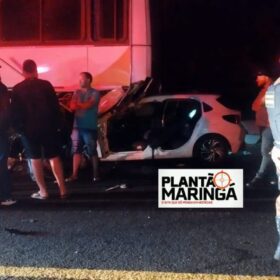 Fotos de Casal morre carbonizado após grave acidente envolvendo dois carros e ônibus na região de Maringá 