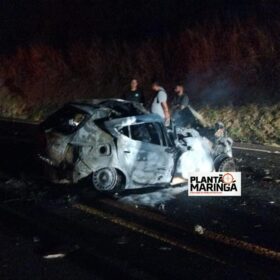 Fotos de Casal morre carbonizado após grave acidente envolvendo dois carros e ônibus na região de Maringá 