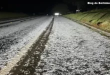 Fotos de Chuva de granizo cobre rodovia de gelo no Paraná