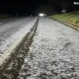 Fotos de Chuva de granizo cobre rodovia de gelo no Paraná